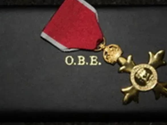 Автогонщик Хемілтон та кінооператор Дікінс отримали лицарські титули від Єлизавети II