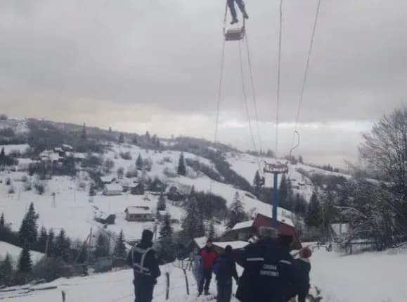 "Форс-мажор" із карпатським підйомником: у ДСНС показали відео порятунку понад 70 туристів