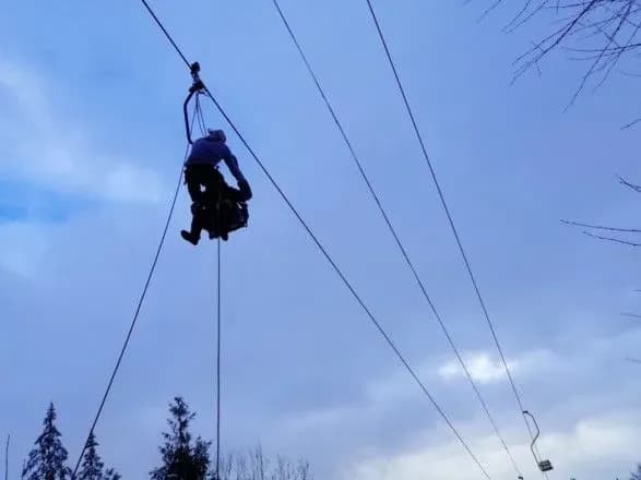 На гірськолижному курорті у Карпатах на підйомнику "застрягли" 70 осіб