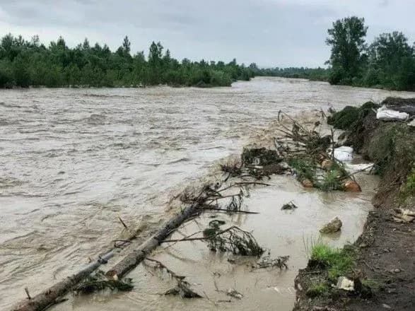 На Закарпатье уровень воды в реках поднимется на метр