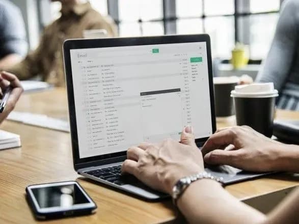 Школи по Україні почали підключати до е-журналів та е-щоденників