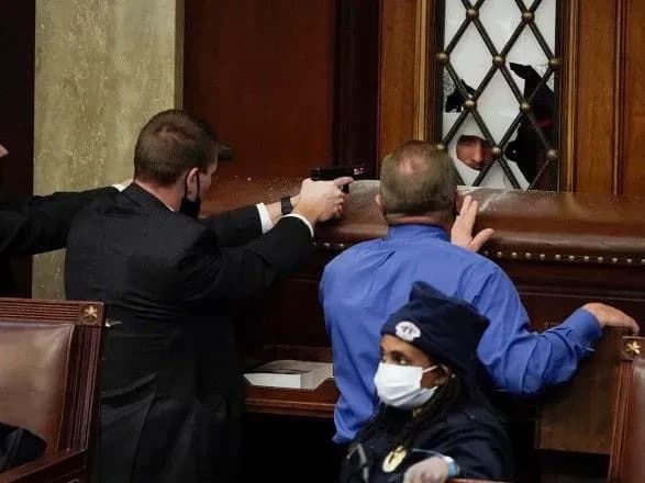 Атака на Капітолій і боротьба з поліцією: фото з місця подій