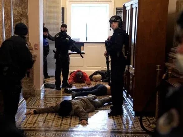Штурм будівлі Конгресу США: стало відомо про численні поранення та постріл