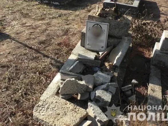 Наруга над сотнею могил на Миколаївщині: встановили особу зловмисника