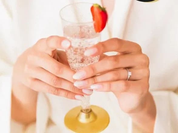 Готуємося до локдауну: три книги, щоб підняти настрій та надихнутися за келихом