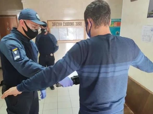 Оружие, шокеры и ножи: в прошлом году в суды в Украине пытались пронести более 60 тыс. запрещенных предметов