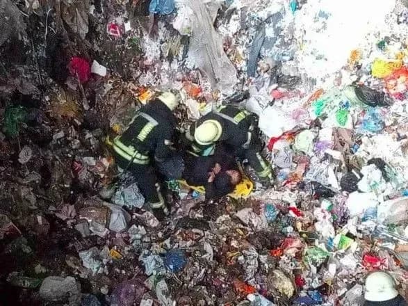 На столичній Дарниці чоловік впав у бункер з побутовими відходами