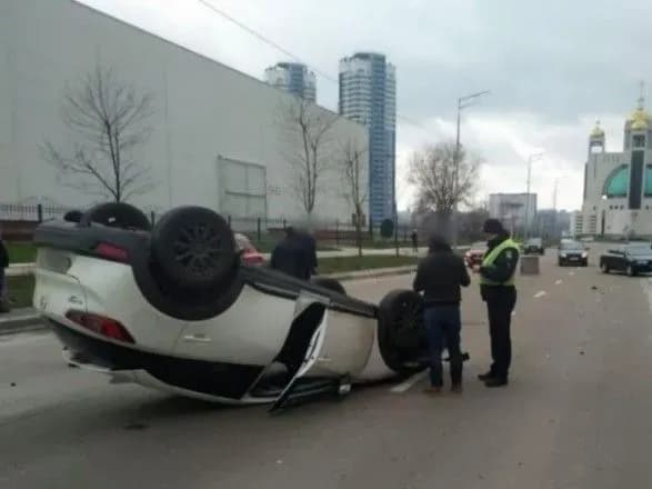 У Києві у ДТП перекинувся автомобіль, є потерпілі