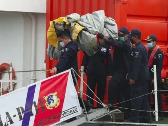 Авіакатастрофа в Індонезії: рятувальники знайшли ймовірні рештки пасажирів і уламки літака