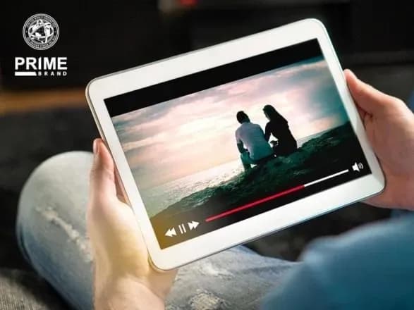 Глядачі в захваті: три ідеальні серіали для "зимових канікул", під які складно не випити