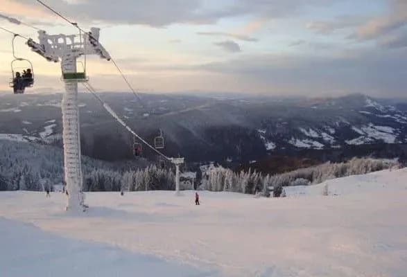 Черговий "форс-мажор": на карпатському курорті на підйомнику "застрягли" 14 людей