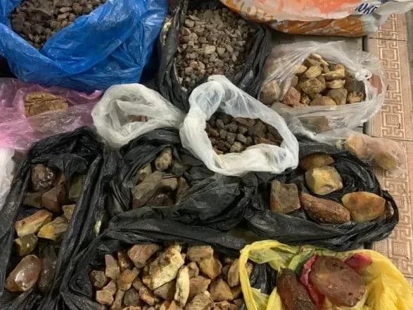 З України в Східну Азію оптом збували бурштин: вартість щомісячних партій сягала 2 млн грн