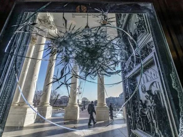 У США в один день вчинили самогубство учасник штурму Капітолію та поліцейський, що охороняв його
