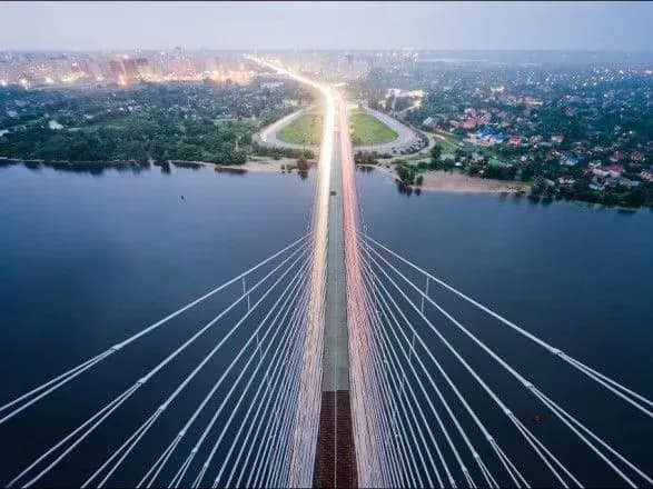 У Києві ранкові затори, вільно можна проїхати трьома мостами