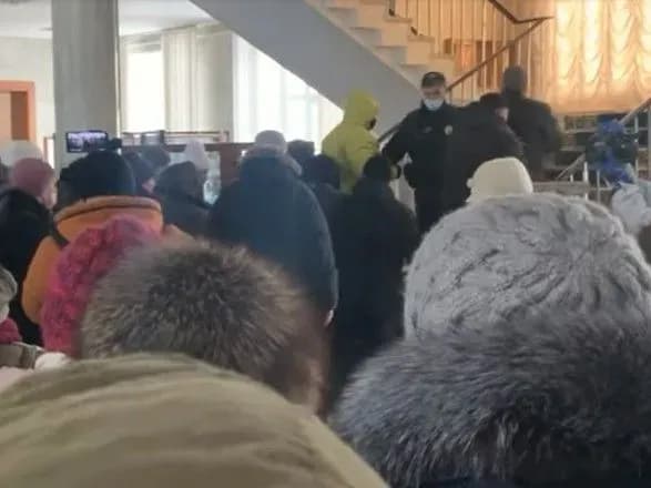 У Житомирі невдоволені тарифами жителі увірвалися до облради