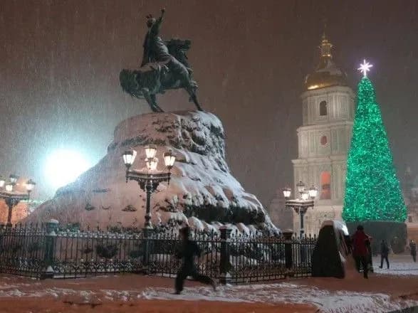 Нове зростання: за добу у Києві підтвердили ще близько 900 випадків COVID-19