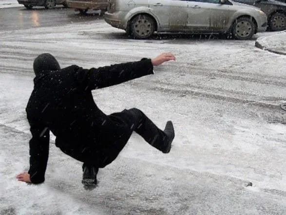 Через ожеледицю у столиці травмувалося до пів сотні людей