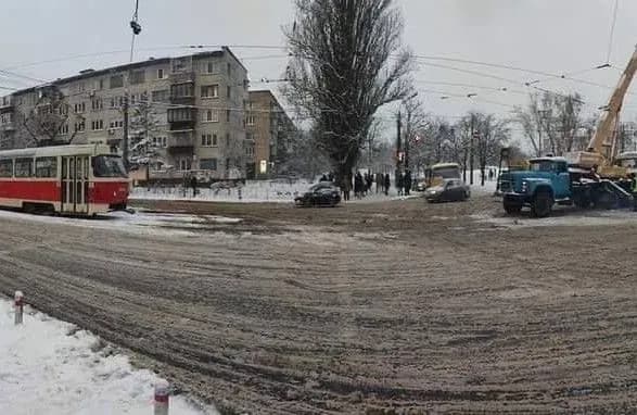 На столичній Троєщині зійшов з рейок трамвай