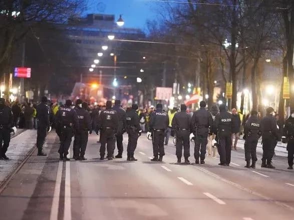 В Австрії тисячі "COVID-скептиків" вирішили вийти на акцію протесту