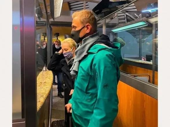 Навального затримали під час паспортного контролю