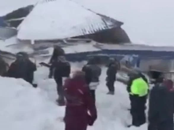 Сходження лавини на курорті в РФ: доля двох осіб залишається невідомою