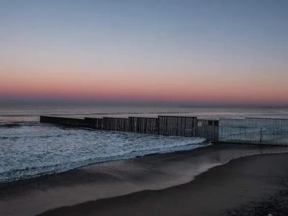 Одразу після інавгурації Байден зупинить будівництво стіни на кордоні з Мексикою