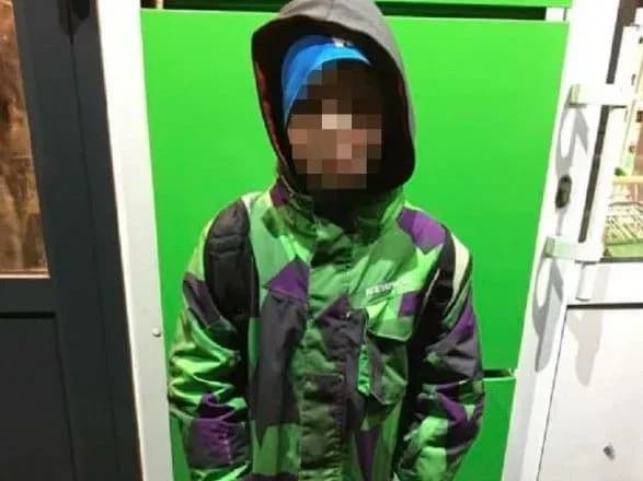 На Оболоні знайшли хлопчика, який гуляв на морозі без дорослих: дитину "вилучили" з родини
