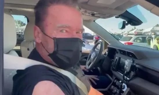 Шварценеггер вакцинировался от COVID-19 с фразой "идем со мной, если хочешь жить"