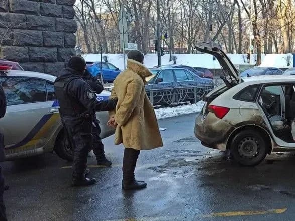 Під Радою затримали чоловіка "зі зброєю": на місці працює слідчо-оперативна група