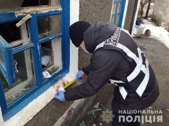 Обікрав і хотів спалити живцем: на Донеччині шукають зловмисника, який напав на 66-річну жінку