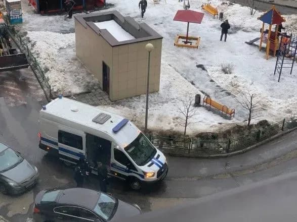 У Навального вдома поліція влаштувала обшуки