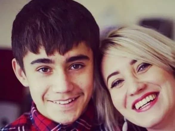 ЗМІ повідомили, що матір побитого в Парижі українського підлітка, підозрюють у торгівлі людьми