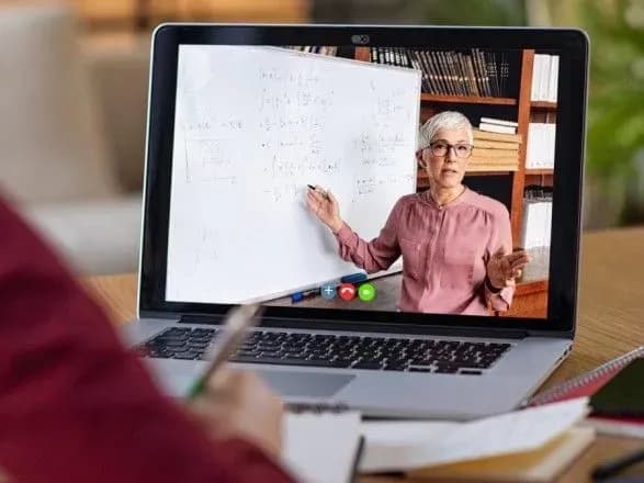 В очікуванні снігопадів: школам, дитсадкам та вишам у 7 областях радять готуватись до "дистанційки"