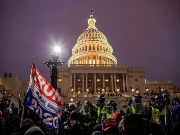 Штурм Капитолия: обвинения предъявлены двум правым радикалам