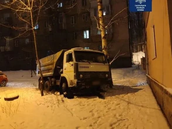 У столиці чоловік катався на КАМАЗі без прав та під мухою