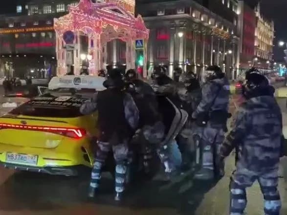 Викрикнув образу з вікна: у Росії бійці ОМОНу витягли з таксі пасажира і побили
