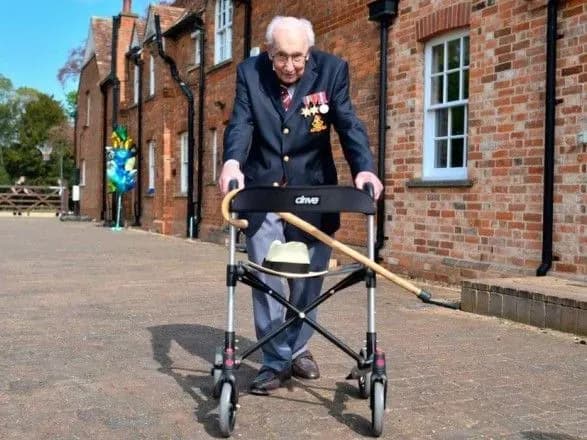 Зібрав 33 мільйони фунтів для медиків: у Британії від COVID-19 помер сторічний ветеран Томас Мур