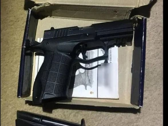 “Ходять підозрілі особи”: у Києві чоловік влаштував стрілянину з балкону