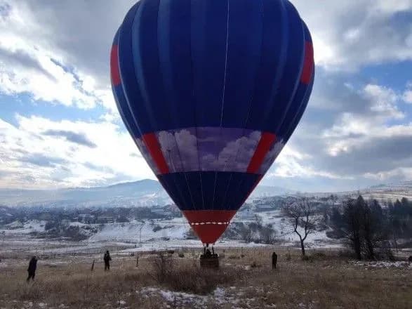 Екстремали з Львівщини подолали Карпати на повітряній кулі
