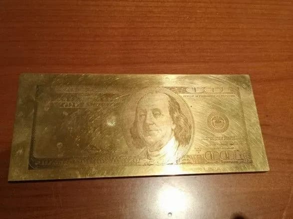 В Одесі затримали 5 осіб за збут фальшивих доларів