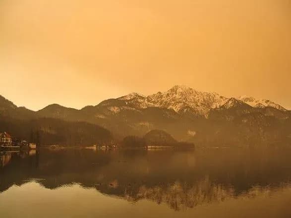 Пил з Сахари зробив помаранчевими пейзажі деяких частин Європи
