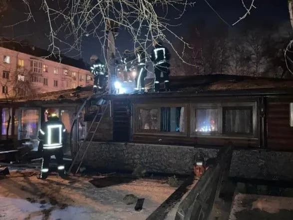 На столичній Пріорці загасили пожежу в ресторані: людей евакуювали