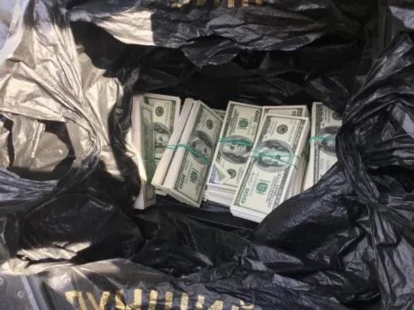 "Помогали" закрыть производство: в Киеве будут судить двух мужчин за взятку в 500 тыс. долларов