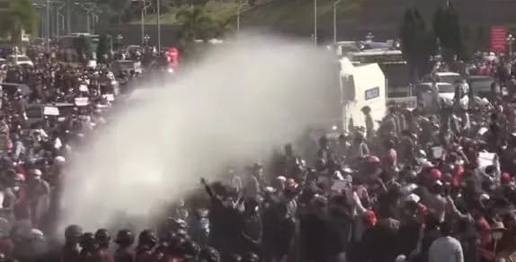Переворот у М'янмі: для розгону багатотисячного мітингу силовики пустили в хід водомети