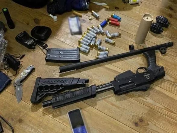 Протистояння у Тверському тупику: столична поліція провела обшук і виявила зброю та гранати