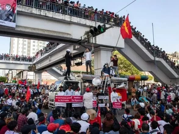 Переворот у М'янмі: правозахисники повідомляють про використання бойових патронів проти мітингувальників