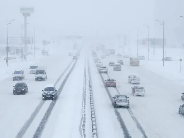 На тлі негоди зранку у Києві затори скували усі мости