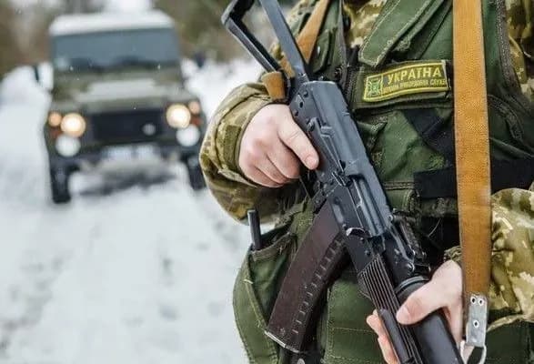 Погрожували розправою і вимагали співпрацювати з контрабандистами: на Закарпатті напали на прикордонників