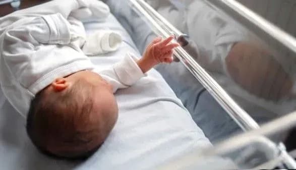 Жінці, яка продала свою дитину під прикриттям сурогатного материнства, загрожує 15 років в'язниці