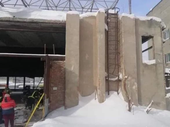 У Львові під завалом покрівлі прибудови знайшли тіло людини